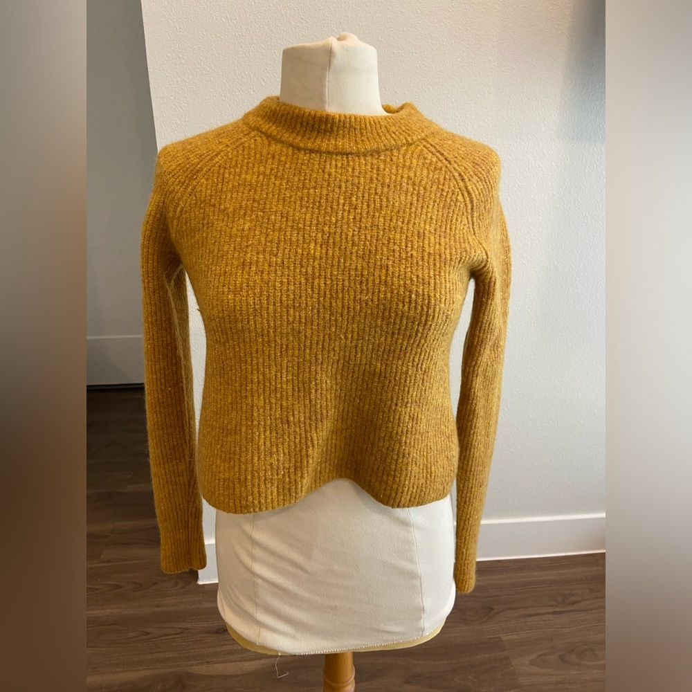 Banana Republic Gold  Cropped Sweater Sz M